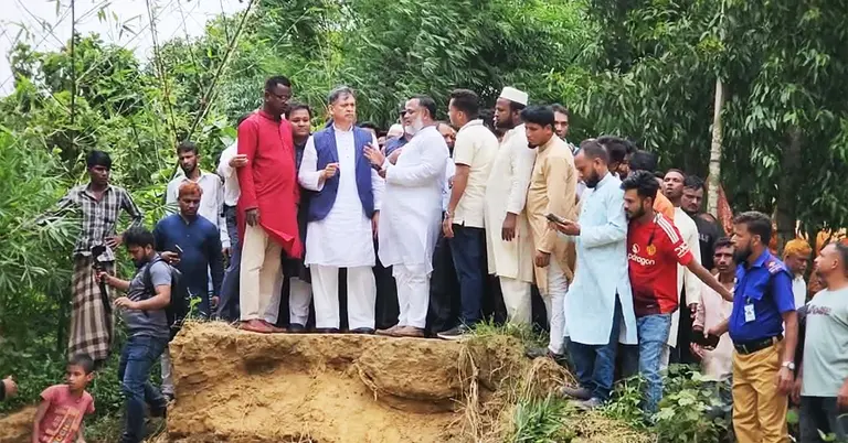 বন্যাদুর্গত এলাকা পরিদর্শনকালে স্বরাষ্ট্রমন্ত্রী সালাহউদ্দিন আহমদ